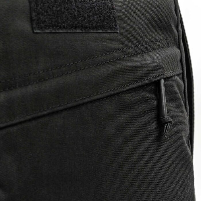gr2 26l 500d black zipper detail 1800x1800