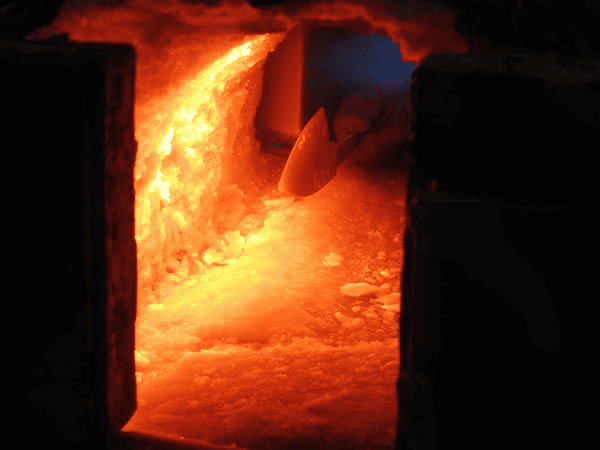 a knfe being forged