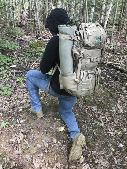 What does a SERE Specialist pack to go n the run