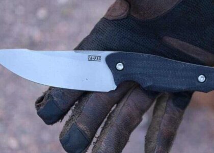 THE NIJA TACTICAL KNIFE FITS PERFECTLY INTO YOUR HAND
