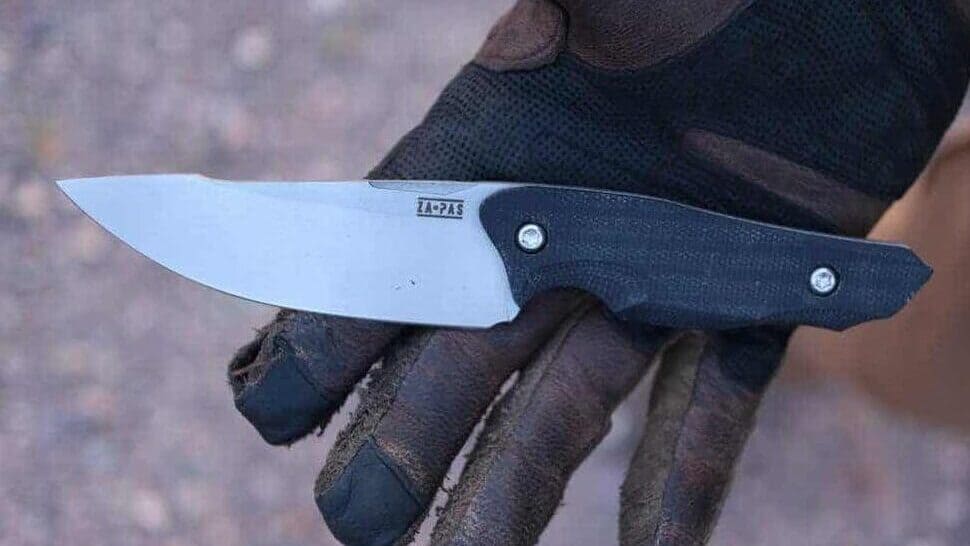 THE NIJA TACTICAL KNIFE FITS PERFECTLY INTO YOUR HAND