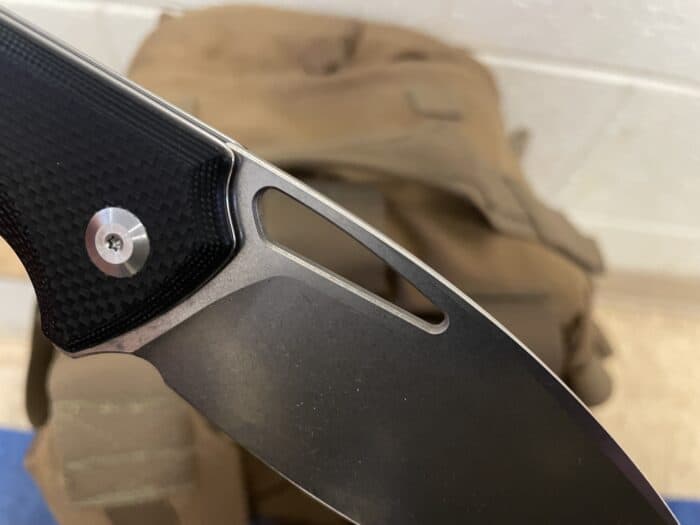 SENCUT Phantara Review: A Very Capable EDC 14 SENCUT Phantara has a thumb hole opener