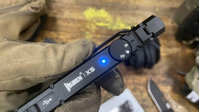 the wuben x5 has a bettery charging indicator light on the front